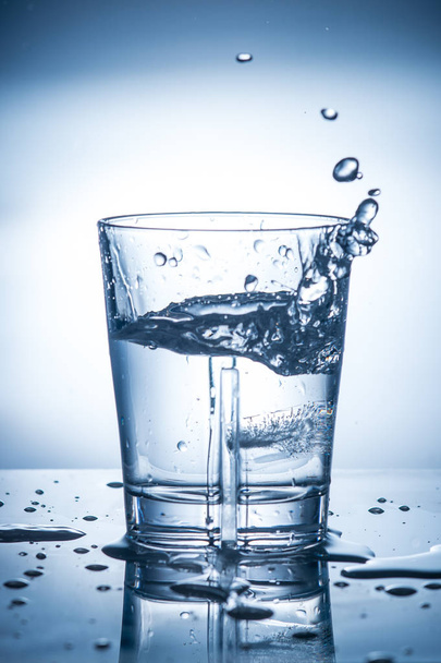splashing clean water in a glass - Foto, afbeelding