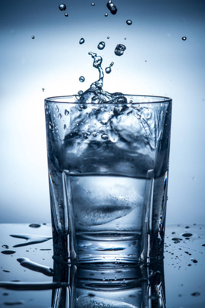 fröccsenő tiszta víz egy pohár - Fotó, kép