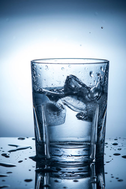 splashing clean water in a glass - Фото, зображення
