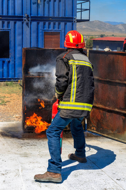 pompier éteindre un incendie avec un extincteur
 - Photo, image