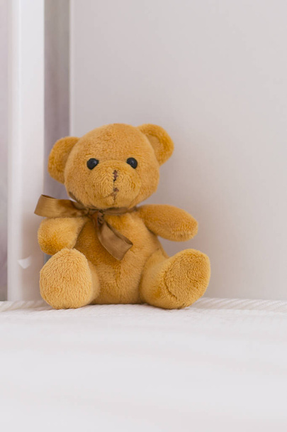 teddy bear in a white crib - Foto, imagen