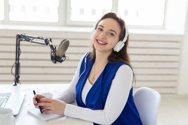 Rádio, blogování, koncept vysílání-mladá žena pracující na rádiu - Fotografie, Obrázek