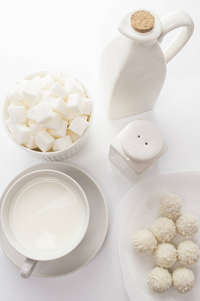 mleko kokosowe cukierki kawałki cukru, biała żywność na białym, widok z góry jeszcze życia. białe potrawy i jedzenie na białym tle, wysoki klucz - Zdjęcie, obraz