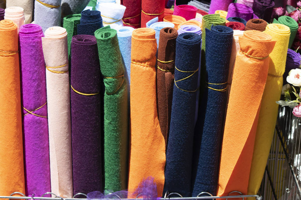 Поддельные текстильные изделия крупным планом цветов
. - Фото, изображение