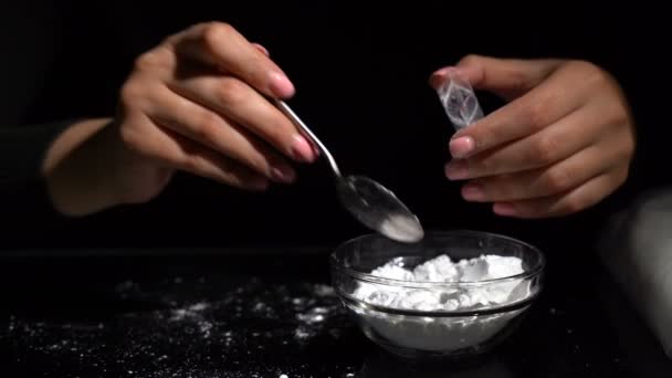 Poudre médicamenteuse emballée dans des sachets
 - Séquence, vidéo