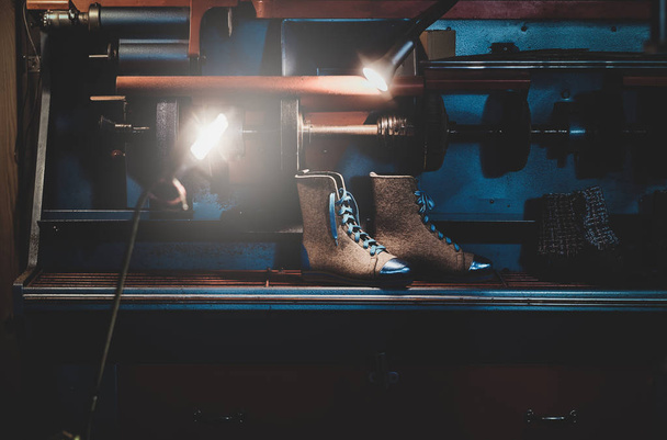 Boots makers sul posto di lavoro con gli strumenti necessari
 - Foto, immagini