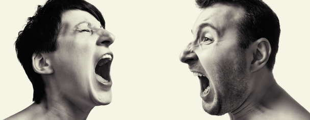 Uomo e donna urlano l'uno contro l'altro su uno sfondo bianco isolato
. - Foto, immagini
