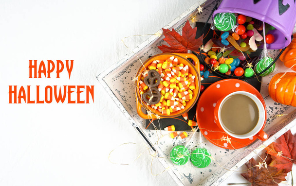 Koncepcja Halloween z tacą cukierków i smakołyków, płaskie narzuty. - Zdjęcie, obraz