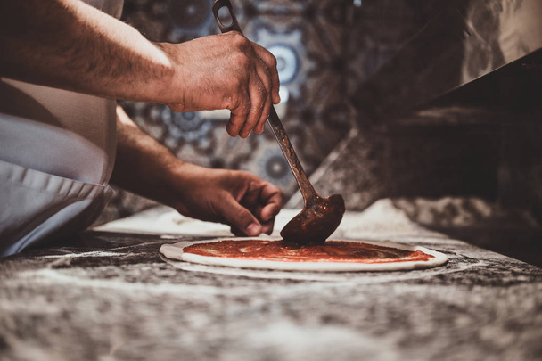 Ο σεφ φτιάχνει πίτσα στην κουζίνα του εστιατορίου - Φωτογραφία, εικόνα