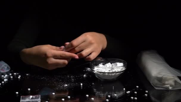 Σκόνη φαρμάκων συσκευασμένη σε φακελάκια - Πλάνα, βίντεο