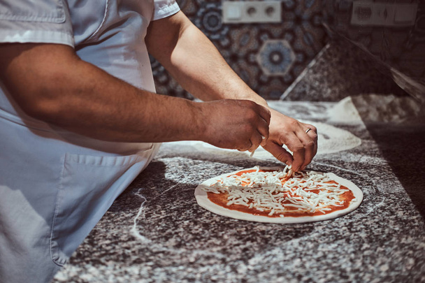 Koch kocht Pizza in der Restaurantküche - Foto, Bild