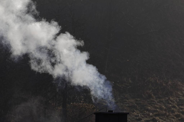 Bílý kouřící komín s tmavým pozadím - Fotografie, Obrázek