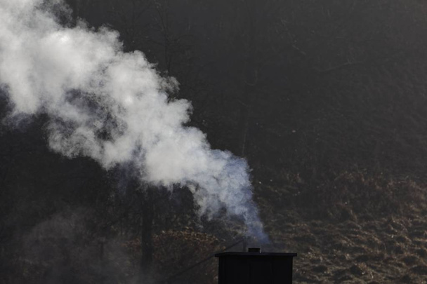 Bílý kouřící komín s tmavým pozadím - Fotografie, Obrázek