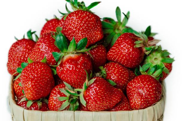 ώριμες και νόστιμες φράουλες σε ένα ψάθινο μπολ - Φωτογραφία, εικόνα