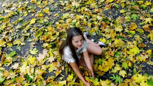 Podzimní dívka zpět do školy vyzvedne kytici - Záběry, video