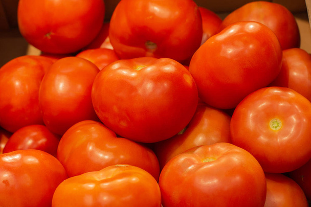 Rode verse tomaten op een markt teller, achtergrond behang - Foto, afbeelding