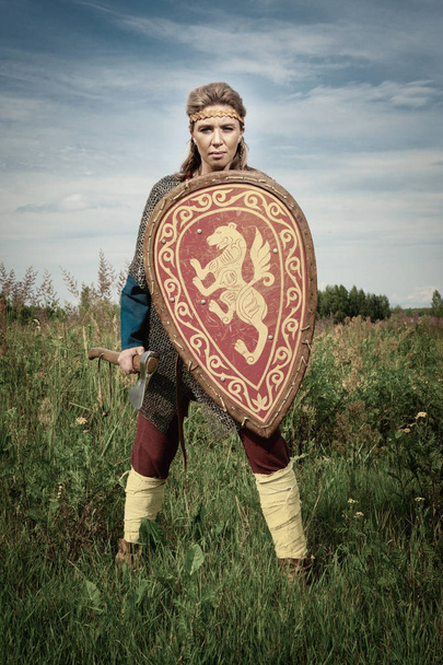 Viking meisje krijger met bijl in de hand vechter - Foto, afbeelding