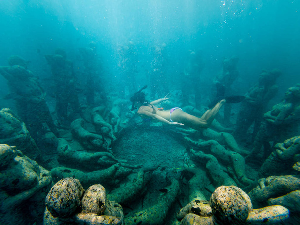 Freediving Girl swims over Underwater sculptures gili Meno, Sout - Foto, imagen