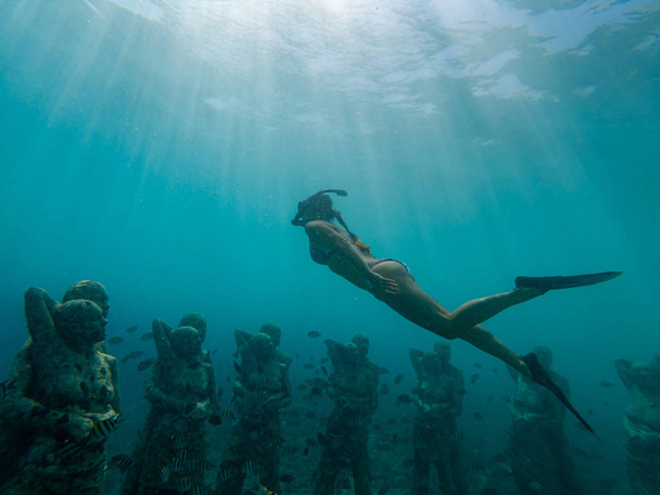 Freediving Girl swims over Underwater sculptures gili Meno, Sout - Fotografie, Obrázek