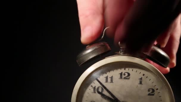 Old Fashioned Alarm Clock Ringing in the Morning - Materiał filmowy, wideo
