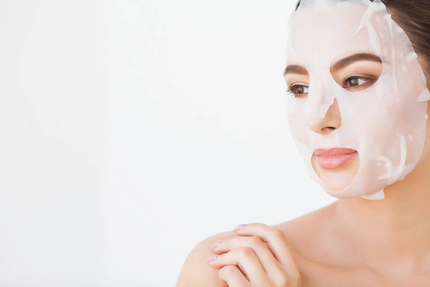 Женщина-спа надевает маску для очищения лица. Косметические процедуры - Фото, изображение