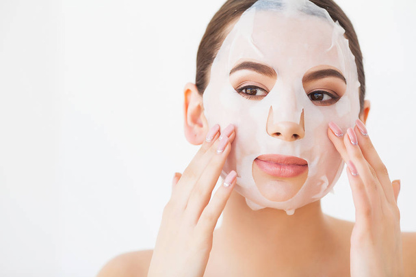 Спа-жінка застосовує маску очищення обличчя. Лікування краси - Фото, зображення