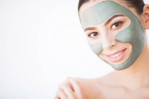 Spa Donna che applica Maschera detergente viso. Trattamenti di bellezza - Foto, immagini