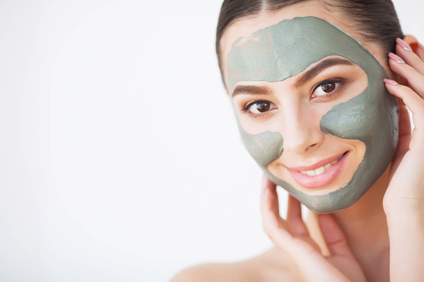 Lázeňská žena nanáší masku na čištění obličeje. Kosmetické ošetření - Fotografie, Obrázek