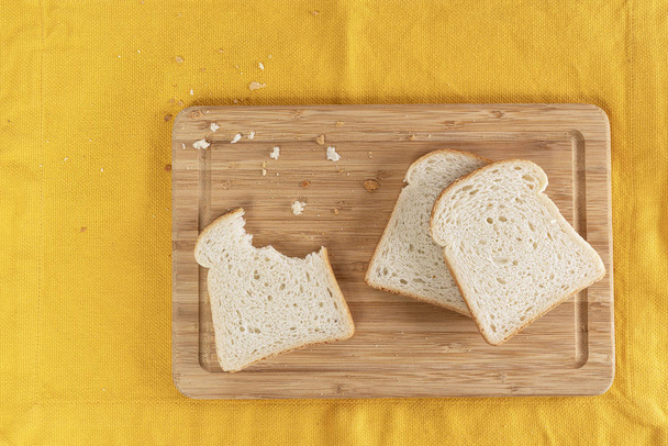 slices of white bread - Foto, afbeelding