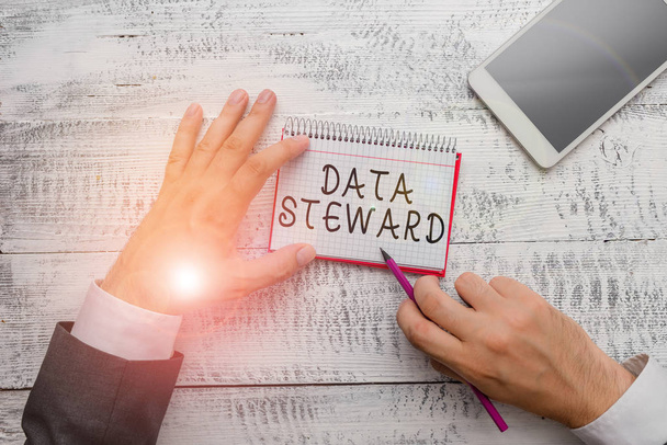 Handgeschreven tekst schrijven van gegevens Steward. Concept betekenis verantwoordelijk voor het gebruik van een organisatie s is data governance. - Foto, afbeelding