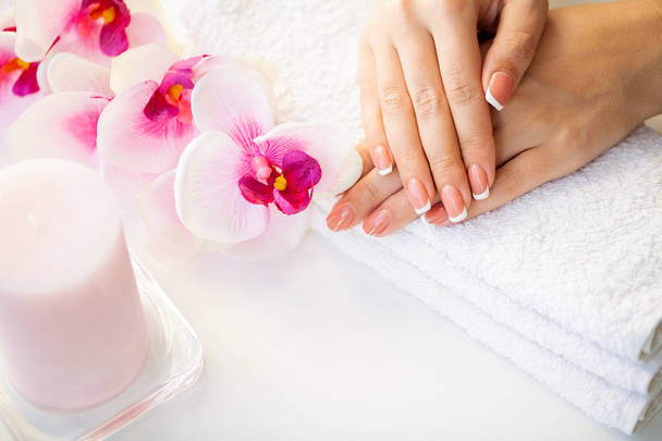 Beautiful womans nails with french manicure, in beauty studio - Foto, Imagen