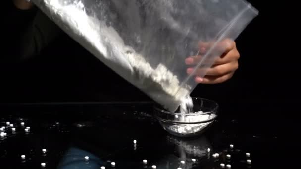 Φάρμακα λευκής σκόνης χύνεται σε ένα πιάτο - Πλάνα, βίντεο