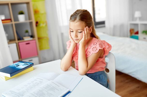 θλιβερό κορίτσι μαθήτρια με σημειωματάριο στο σπίτι - Φωτογραφία, εικόνα