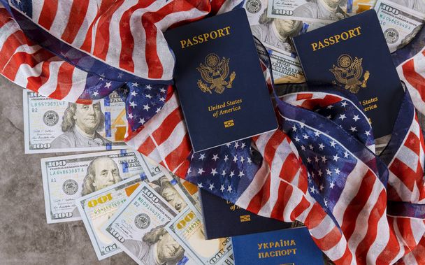アメリカ合衆国のシンボルを持つアメリカの国旗とパスポート. - 写真・画像
