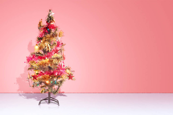 Albero di Natale decorato con luci colorate e ornamenti
  - Foto, immagini