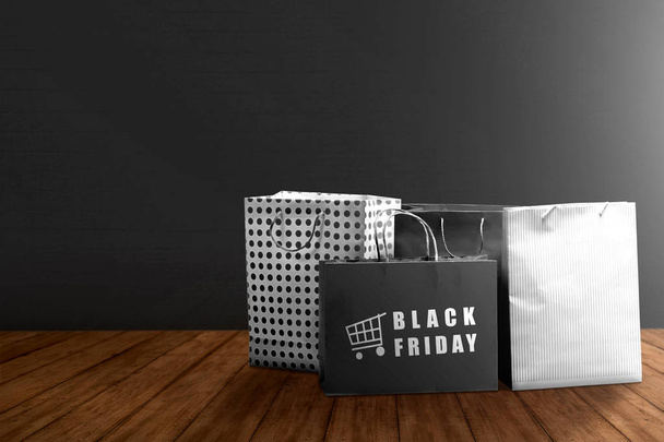 Hromádka nákupní tašky s textem v černém pátku - Fotografie, Obrázek
