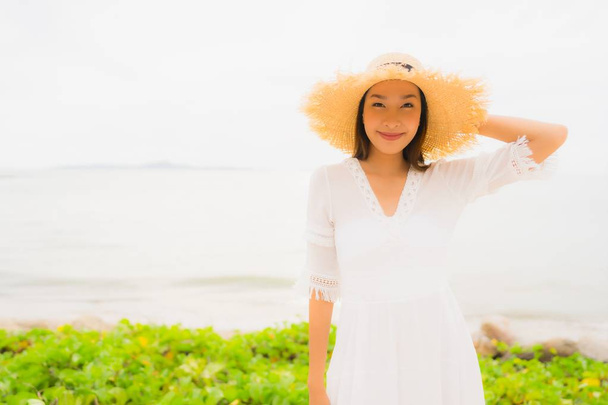 Портрет красива азіатська жінка носить капелюх з посмішкою щасливе дозвілля
 - Фото, зображення