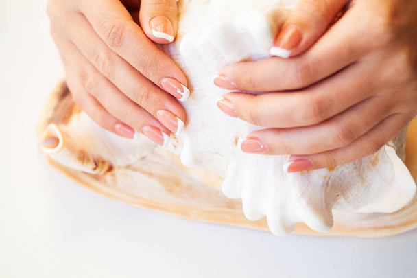 Krásné ženské nehty s francouzskou manikúru, v ateliéru krásy - Fotografie, Obrázek