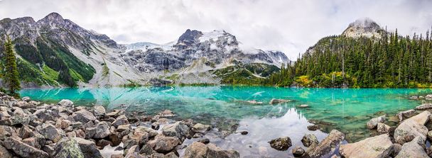 Mountain Panorama kaunis turkoosi järvi
 - Valokuva, kuva
