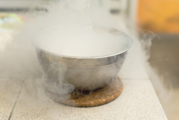 Smoke from liquid nitrogen in a metal bowl. Laboratory experiments with liquid nitrogen - Foto, Imagen