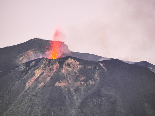 Purkauksen laukaus, kun tulivuoresta tulee magmaa, räjähdyksiä, savua ja lapioita
 - Valokuva, kuva