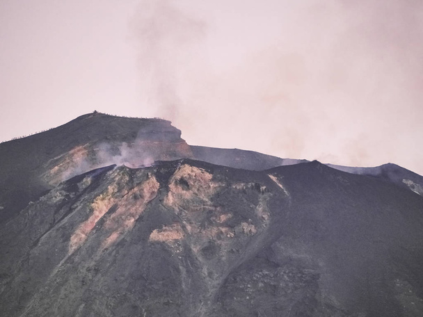 火山から出てくるマグマ、爆発、煙とラピリで噴火のショット - 写真・画像