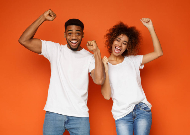 African American dziewczyna i facet ciesząc się sukcesem, zaciskanie pięści - Zdjęcie, obraz