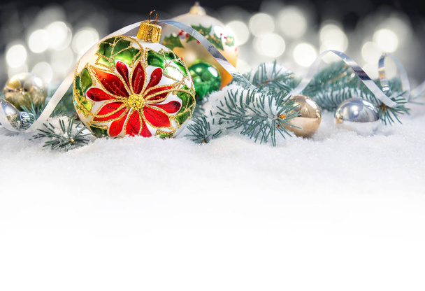 Рождественская безделушка с пуансецией, ветки елки на
  - Фото, изображение