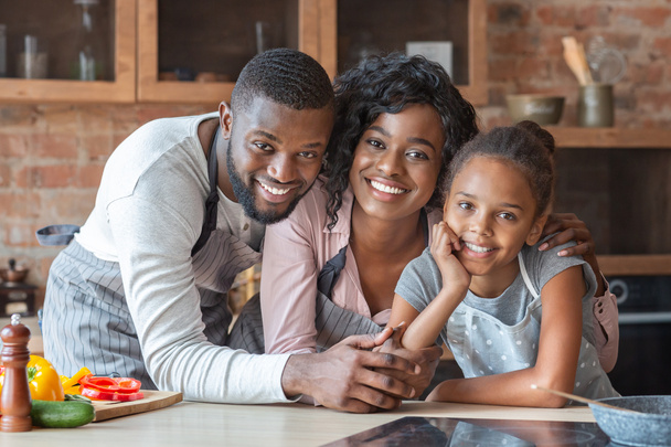 fröhliche afrikanische Familie verbringt Zeit zusammen in der Küche - Foto, Bild