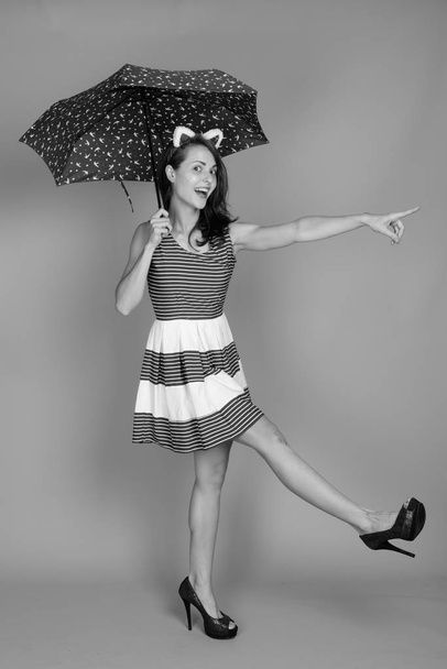 Studio laukaus nuori kaunis nainen mustavalkoinen
 - Valokuva, kuva