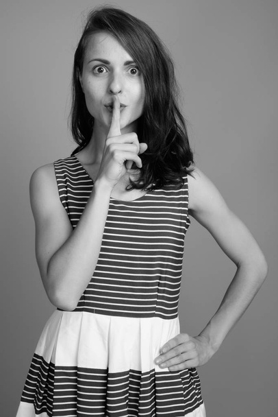 Studioaufnahme einer jungen schönen Frau in Schwarz-Weiß - Foto, Bild