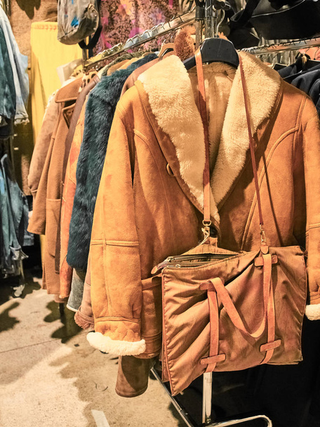Milano, Italia - 14. lokakuuta 2018: Shot vintage takit kojulla. East Market on vuosikerta sisätiloissa johti kerran kuukaudessa Milanossa. He myyvät vintage mekkoja, aurinkolasit, vinyylit, ruoka, juomat, huonekalut ja niin edelleen
 - Valokuva, kuva