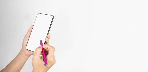 Крупним планом рука тримає смартфон з ручкою ізольовано на білому б
 - Фото, зображення