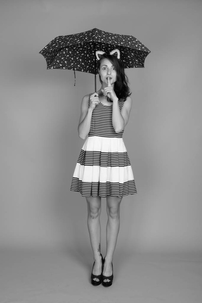 Studio laukaus nuori kaunis nainen mustavalkoinen
 - Valokuva, kuva